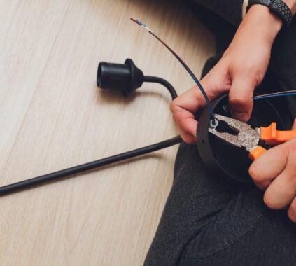 Segurança em primeiro lugar: escolha o alicate ideal para serviços elétricos