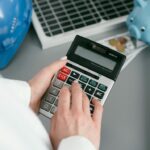 Como calcular o custo-benefício de uma empilhadeira elétrica?