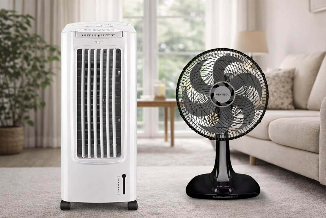 Um comparativo visual mostrando as diferenças entre climatizador e ventilador. À esquerda, um climatizador de ar branco da marca Elgin com painel digital; à direita, um ventilador de mesa preto da marca Ventisol. Ambos estão posicionados em uma sala de estar iluminada.