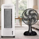 Um comparativo visual mostrando as diferenças entre climatizador e ventilador. À esquerda, um climatizador de ar branco da marca Elgin com painel digital; à direita, um ventilador de mesa preto da marca Ventisol. Ambos estão posicionados em uma sala de estar iluminada.