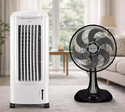 Um comparativo visual mostrando as diferenças entre climatizador e ventilador. À esquerda, um climatizador de ar branco da marca Elgin com painel digital; à direita, um ventilador de mesa preto da marca Ventisol. Ambos estão posicionados em uma sala de estar iluminada.