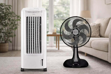 Um comparativo visual mostrando as diferenças entre climatizador e ventilador. À esquerda, um climatizador de ar branco da marca Elgin com painel digital; à direita, um ventilador de mesa preto da marca Ventisol. Ambos estão posicionados em uma sala de estar iluminada.