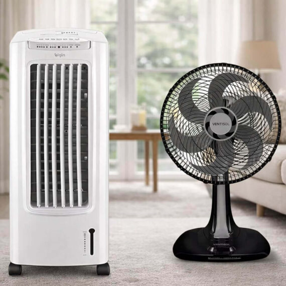 Um comparativo visual mostrando as diferenças entre climatizador e ventilador. À esquerda, um climatizador de ar branco da marca Elgin com painel digital; à direita, um ventilador de mesa preto da marca Ventisol. Ambos estão posicionados em uma sala de estar iluminada.